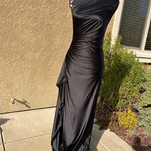 Elegant Black One-Shoulder Gown
